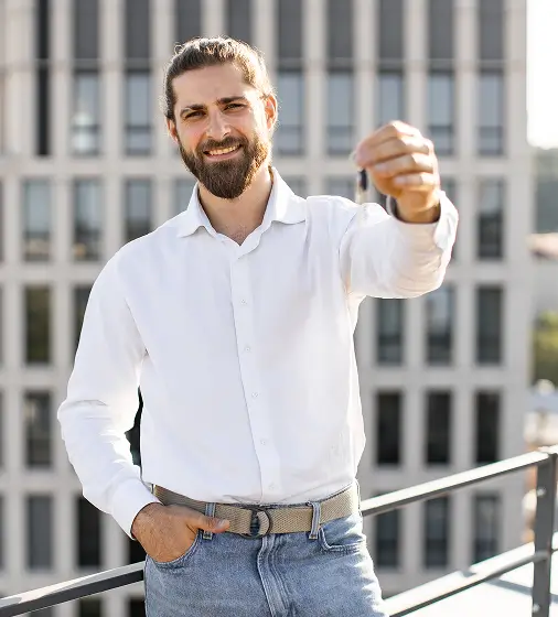hombre-feliz-sosteniendo-las-llaves-de-un-nuevo-apartamento-en-la-azotea 1