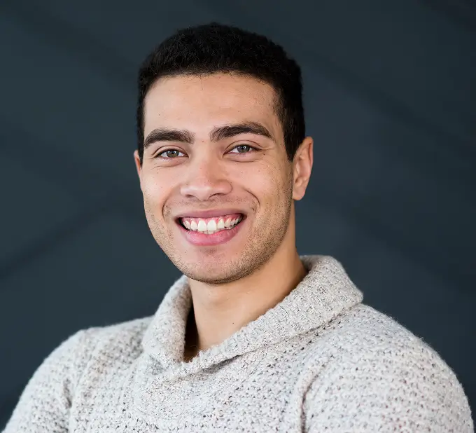retrato-de-hombre-joven-guapo-sonriendo